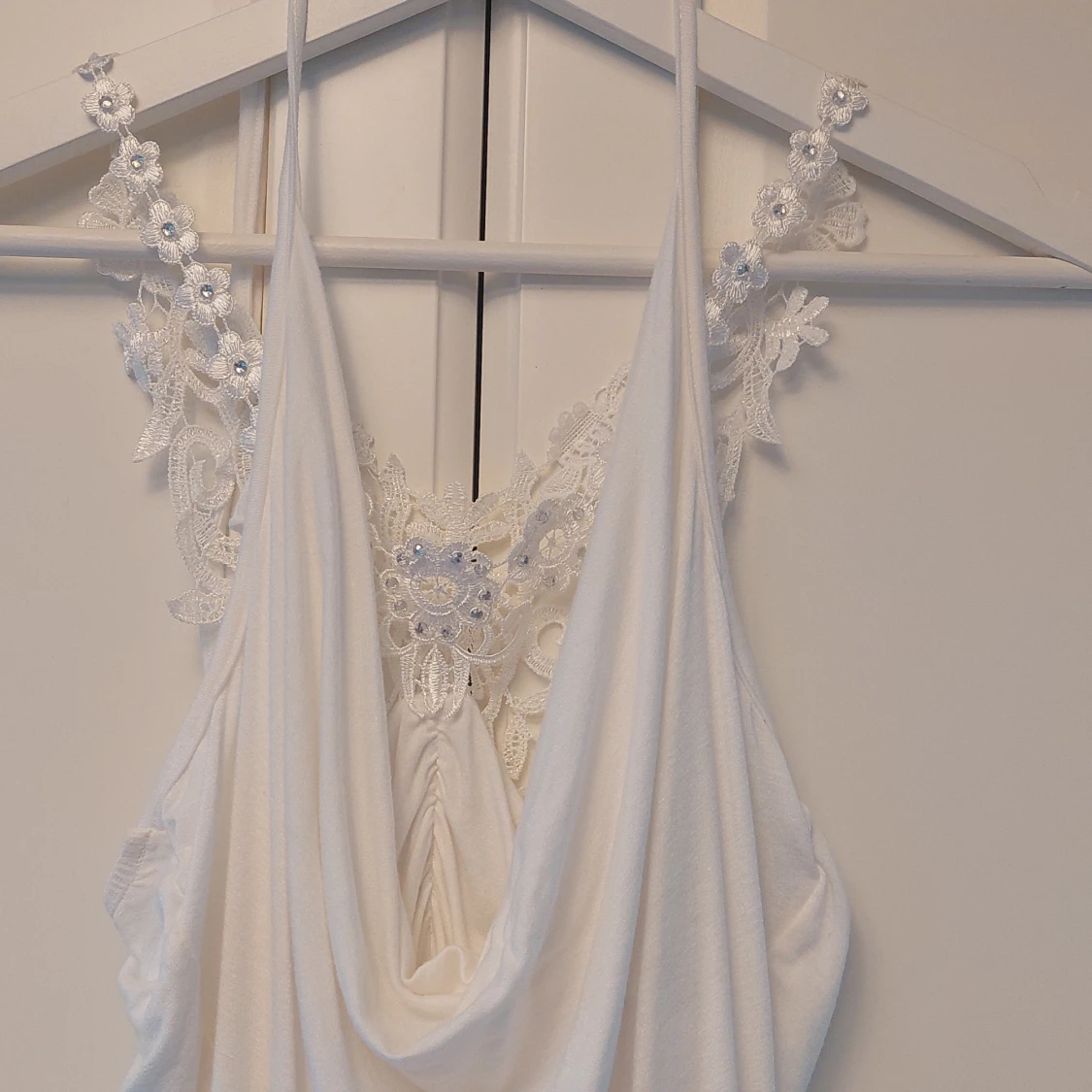 Vit topp med spetsdetaljer