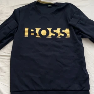 Hugo Boss tröja - Knappt använd, i perfekt skick. Nypris 1400kr