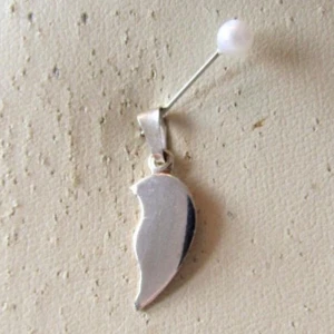 Silverfärgat hänge i form av en böjd droppe - Säljer ett stilrent och enkelt silverfärgat hänge som har en unik böjd droppeform. Perfekt för att ge en minimalistisk touch till ditt halsband. 925 sterling silver. nypris 750kr i en smyckesbutik 