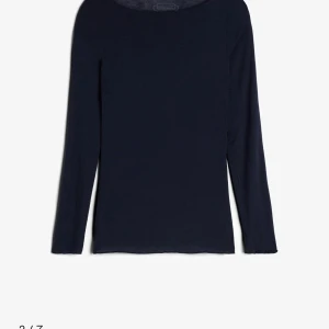 Mörkblå långärmad topp - Säljer en snygg mörkblå långärmad topp. Den är perfekt för både vardag och fest, med en tight passform som framhäver figuren. Toppen är gjord i ett mjukt och bekvämt material, vilket gör den skön att bära hela dagen.