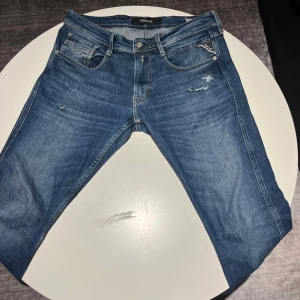 Replay anbass  - Tjena säljer nu mina replay anbass dom  kommer inte till användning så mycket de är därför jag säljer  dom är i bra skick och lite slitningar på dom men de är design Jag är 183 ungefär och dom sitter bra på mig  Bara hör av er vid frågor;)🍾🍾🍾