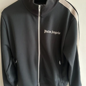 Palm angels ZIP tröja - Palm angels ZIP tröja grå Skick 9/10, använt fåtal gånger Säljer den då jag inte använder den.  Tags finns.