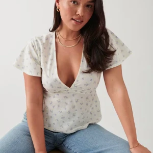 Topp Från Ginatricot  - Super söt topp från Ginatricot! Säljer den med blommor och är i fint skick då jag inte har använt den så mycket🌸