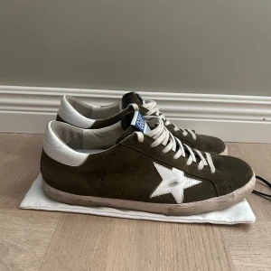 Golden Goose Superstar - Säljer nu dessa eftertraktade Golden Goose superstar i Mörkgrön. De är i fint skick lite täcken på användning men inga större defekter eller liknande. Har dessvärre bara dustbag. Pris är diskuterbart! Hör av dig vid funderingar! 🙌🏼
