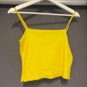 Topp - Gult croppat linne från H&M. Storlek M men passar även XS. 