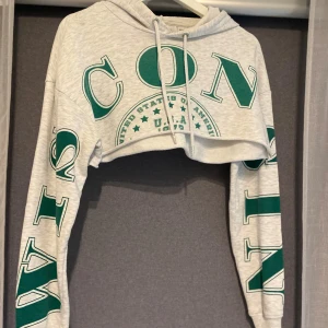 Hoodie - Croppad hoodie från H&M i storlek XS.