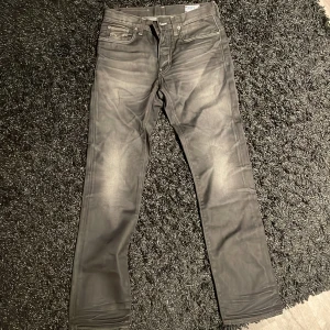 G star raw 3301 - Riktigt feta g star raw jeans i storlek 30/32 väldigt bra skick! Skriv för fler frågor/bilder