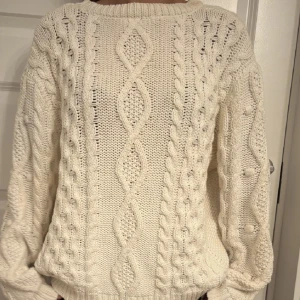 Stickad tröja - En så söt och fin stickad tröja från zara som är perfekt nu till hösten💕 Säljer då den ej kommer till användning längre 