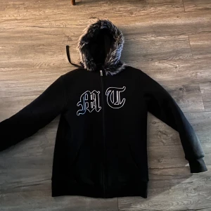 Tuttolente  - Tuttolente fur hoodie. Size m sitter även bra på s helt ny condition no flaws. Kan användas som en hoodie och även som en jacka pga det fantastiska materialet i insidan. 
