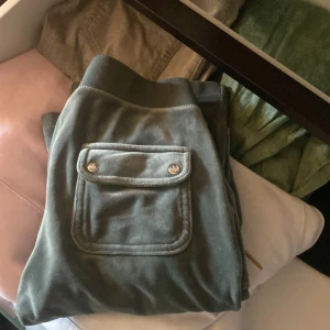 Juciy - Jätte fint skick, en metall bit till snöret har åkt av, därav priset annars fint skick!