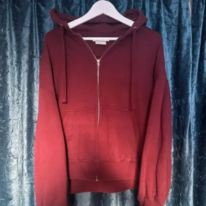 Vinröd Zip Hoodie - Vinröd Zip från H&M, strl S, Snabb affär