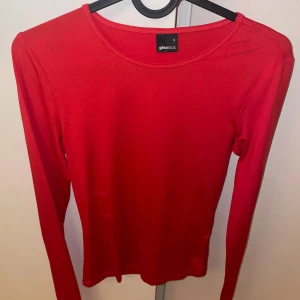 Röd tröja  - Långärmad röd tröja. Bara använd ett fåtal gånger. Väldigt skönt material och mycket stretchig. Den har hål vid tummarna och är lång i armarna❤️