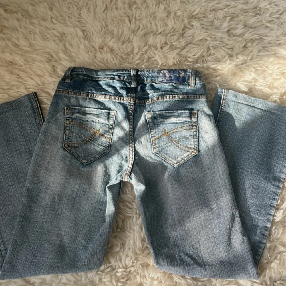 Säljer ett par lågmidjade jeans med bootcut. Säljer för de inte riktigt passade mig :( Bra skick, skriv för mer bilder. Midjemått 37cm tvärsöver och innerbenslängd 70cm. . Jeans & Byxor.