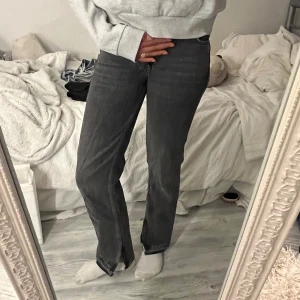 Svarta jeans  - Svarta lågmidjade jeans från Gina som är för små för mig o lute för kort (172) 