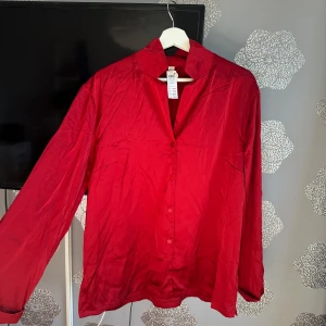 Röd skjorta❤️ - Jätte fin oanvänd röd skjorta från Lindex, kan användas både som pyjamas men även till vardags❤️ tror de är silkes tyg☺️