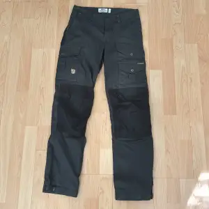 Fjällräven Byxa Storlek: 36 Färg: Mörkgrå & Svart/Darkgrey & Black  Sail racing, peak performance, ralph lauren, hugo boss, versace, armani, gant, Calvin klein, Morris, kenzo