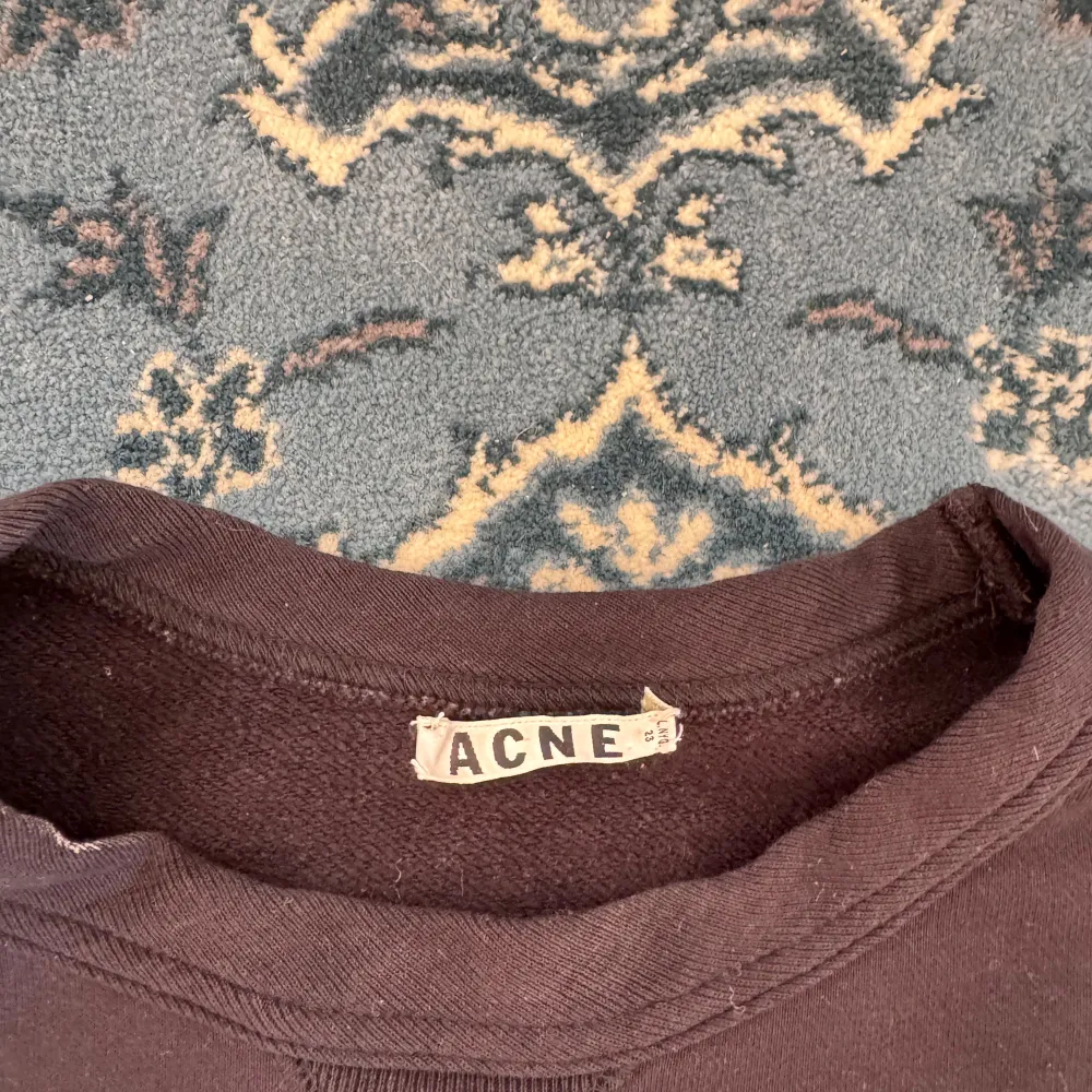 Acne tröja från AW13. Bra skick förutom att necktag har lossnat lite. Annars som ny. . Hoodies.