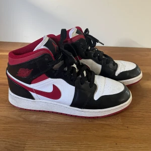 Nike Jordan Air Mid - Svinsnygga skor från Nike Jordan Air i modellen Mid. Finns inga tecken på användning utöver att de är lite creasade vid tårna. Storlek 37.5 men skulle snarare säga att de är 37. Hör av er med frågor eller för fler bilder!❤️‍🔥