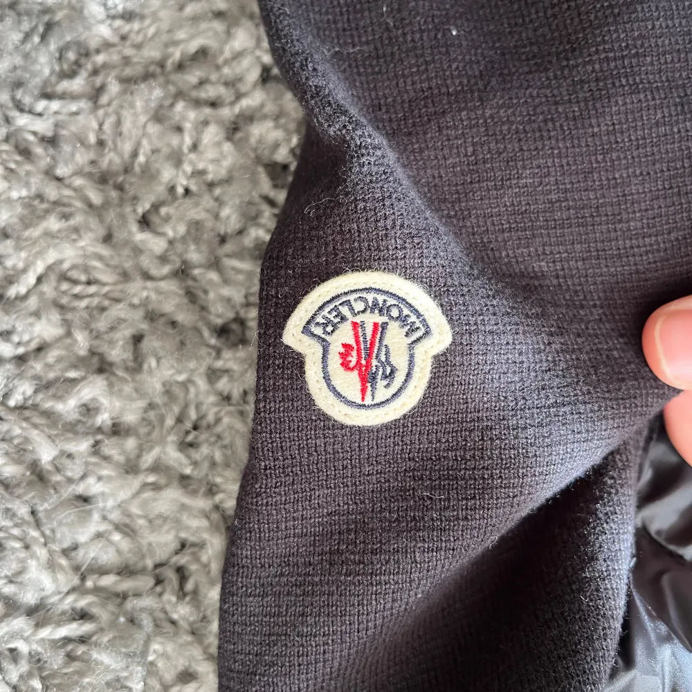 säljer min moncler cardigan. den är i utmärkt skick alla nfc-skanningar. storleken är XL men jag skulle säga att den liknar L. skriv till mig om du är intresserad. Tröjor & Koftor.