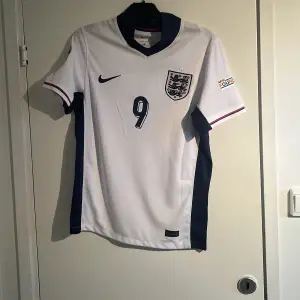 Säljer nu min helt nya England tröja med Harry Kane på ryggen, jag har inte använt den en enda gång. Skicket är helt nytt. Storlek S