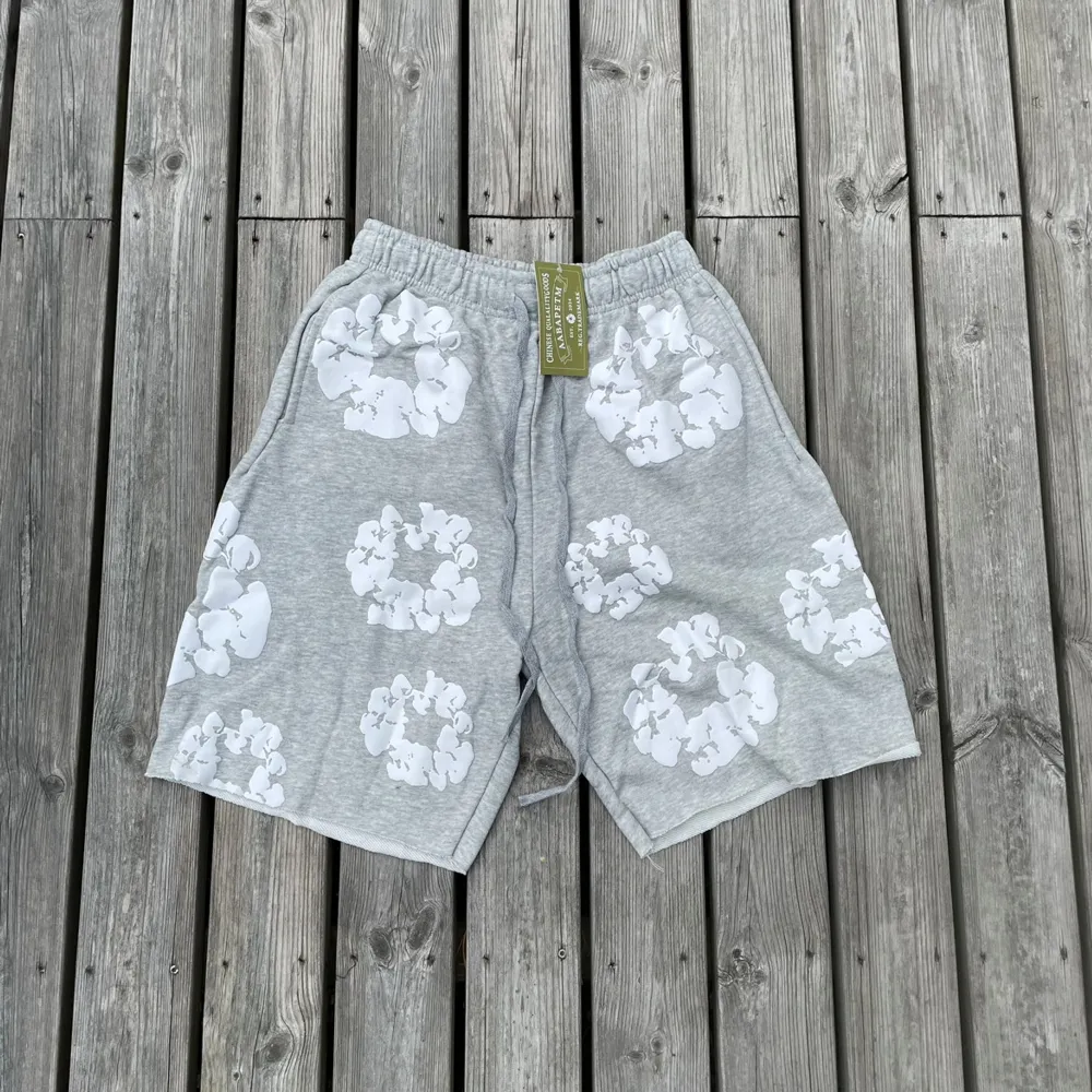 Säljer ett par denim tears shorts för billigt pris . Shorts.