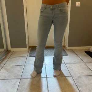 Jeans - Lågmidjade jeans ifrån Nelly.com. Uppsydda 