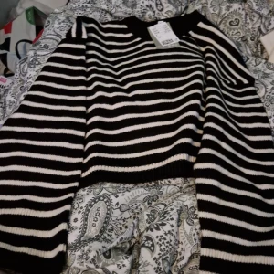 Ny! Stickad tröja - Helt ny med prislapp