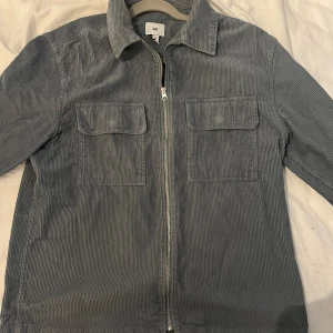 Zip overshirt - En stilren overshirt som är helt oanvänd och passar perfekt nu till höst/vinter/vår Först till kvarn 