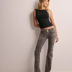 Populära Leopardjeans - Super snygga leopardjeans i ny skick. Nästan helt slutsålda på hemsidan🥰🐆 sitter helt perfekt på mig som brukar ha S