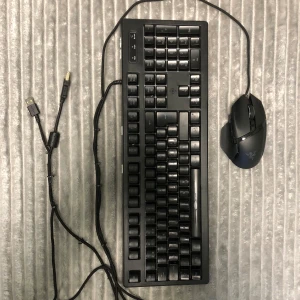 Razer Basilisk V3 och Full Razer Keyboard - Allt funkar 100% ( Använts )  Färger funkar 100%  ( säljer för behöver pengar och spelar inte alls ännu mer )