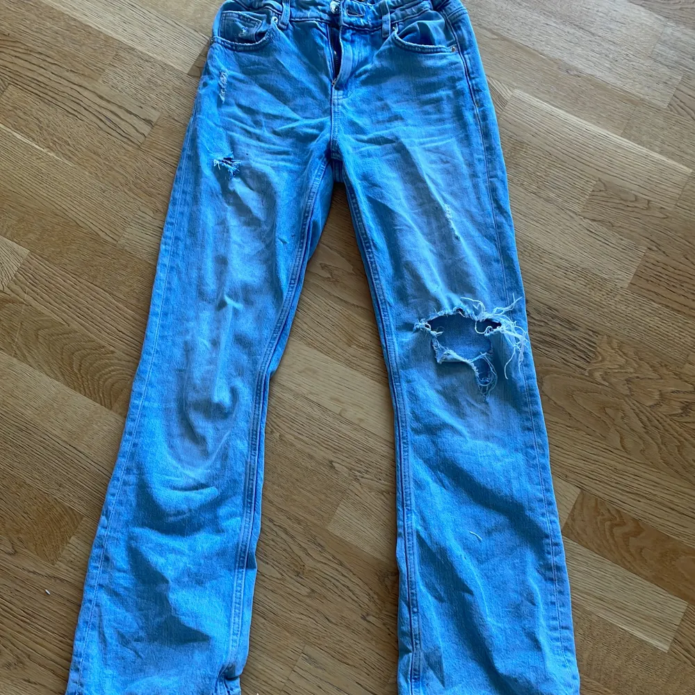 Super fina jeans från Gina. Dem är Midwaist men går att vika ner om man vill ha den low❤️. Jeans & Byxor.