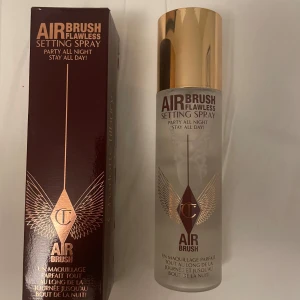 Charlotte Tilbury Air Brush Flawless Setting Spray 100ml Oanvänd Orginal Förpackning  - Säljer en 100% oanvänd setting spray från Charlotte Tilbury, då jag inte använder setting spray och fick den i present! 100ml (full size), Köpye för 459kr🩷🩷