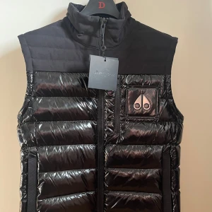 Moose knuckels väst - Helt ny enbart provad men var för stor, köpt från Boozt för 4300-: