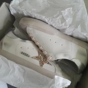 golden goose skor - golden goose skor med guldig stjärna. riktigt fina och nästan helt nya. passar inte mig alls och vill bara få sålt de. pris kan sänksd vid snabb affär :)