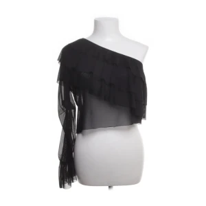 Off shoulder - Säljer den här fina off-shoulder blusen från Missguided. Bilderna är från Sellpy!💖