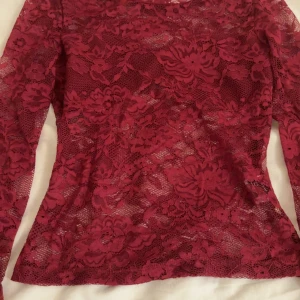 Tröja - Långärmad tröja med detaljer. Jätte fin! knappt använd💕