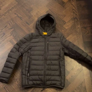 Parajumper jacka - Parajumper jacka som är light weight. Den är äkta och det är storlek s