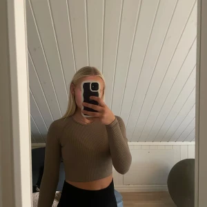 Aimn tröja - Beige/brun ribbad träningströja från Aimn. Aldrig använd, nypris 399kr. Storlek S 