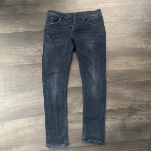 Dondup George  - Svarta Dondup George| skick 9/10 | storlek w33 | nypris 3000kr vårat pris 999kr | Bättre prisa vid snabb affär | skriv om ni har några frågor eller funderingar