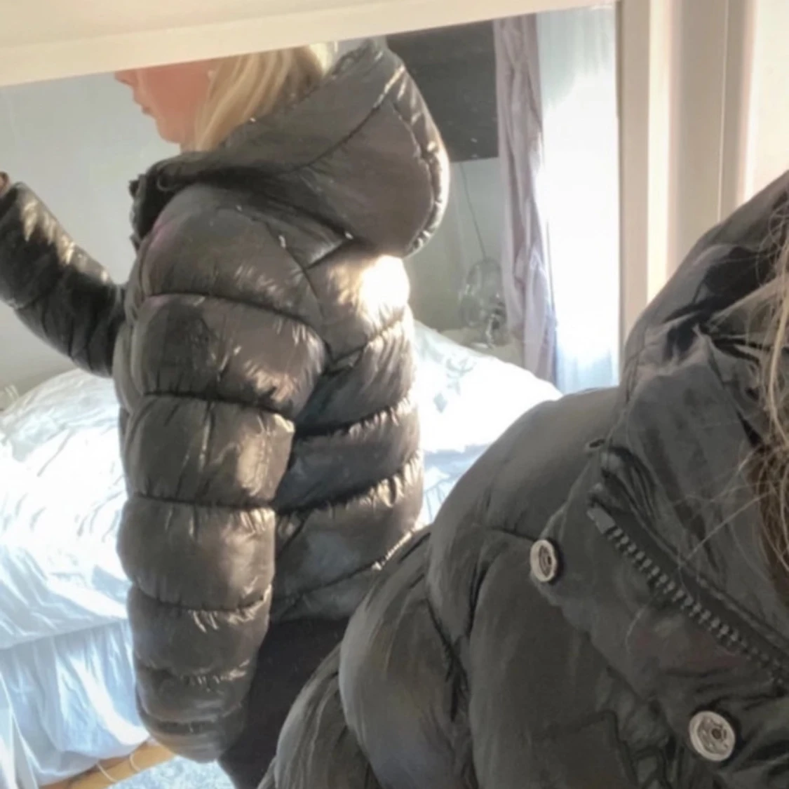 Svart pufferjacka med huva - 93