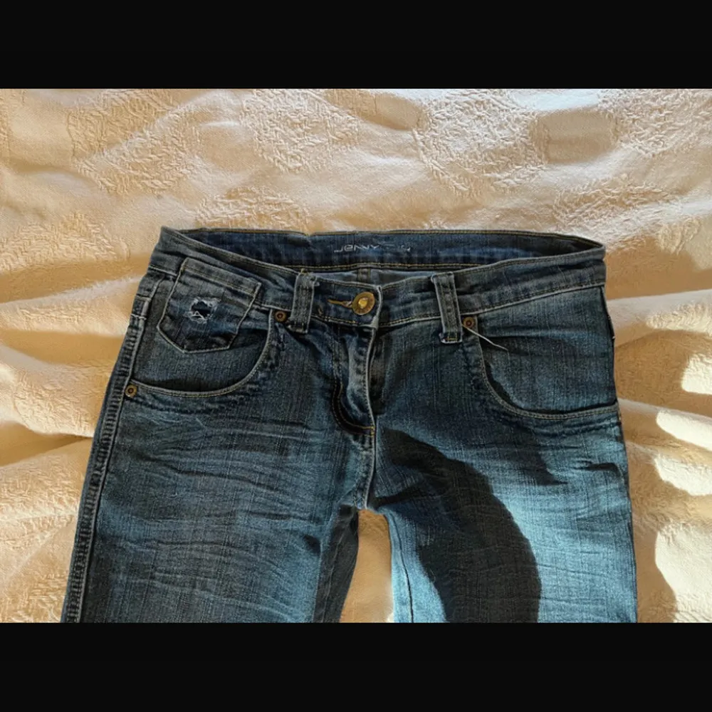 Säljer vidare dessa från Vinted för att de var för korta💕 Innerbenslängd: 74cm, midja: 36cm, midjehöjd: 18cm. Jeans & Byxor.