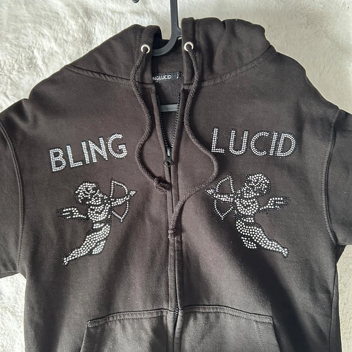 Svart hoodie med blingdetaljer från Bling Lucid - 90