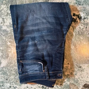 Jack and Jones jeans  - Bra skick har ett hål som man ser vid fickan och ett vid benet(kolla sista bilden)   Riktigt najs tvätt 