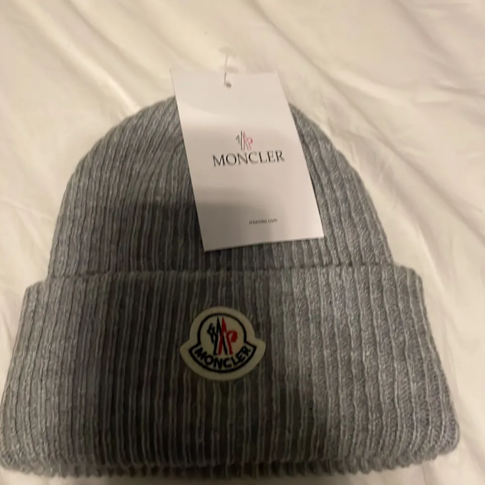 Helt ny moncler mössa perfekt till vintern. Den är bara testas på huvet. Ganska unik färg de andra flesta har svart o vit.. Accessoarer.