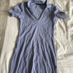 Klänning - En miniklänning från zara i storlek M men passar även en som vanligtvis bär 34/36 säljer för 30kr!