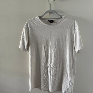 Plain White t-shirt - Plain white T-shirt for men slightly used 
