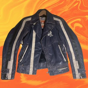 Vintage Diesel skinnjacka  - Säljer denna fina vintage skinnjacka i äkta läder, perfekt för dig som vill ha en tidlös och robust jacka. Diesel-kvalitet som håller i åratal.   I perfekt begagnat skick och normal i storleken! 