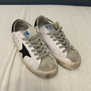 Golden gose skor - Det här är ett par nästan helt nya golden gose skor, skick 9/10 Inga difekter allt är toppen. Sälj pågrund av att dem inte änvänds.