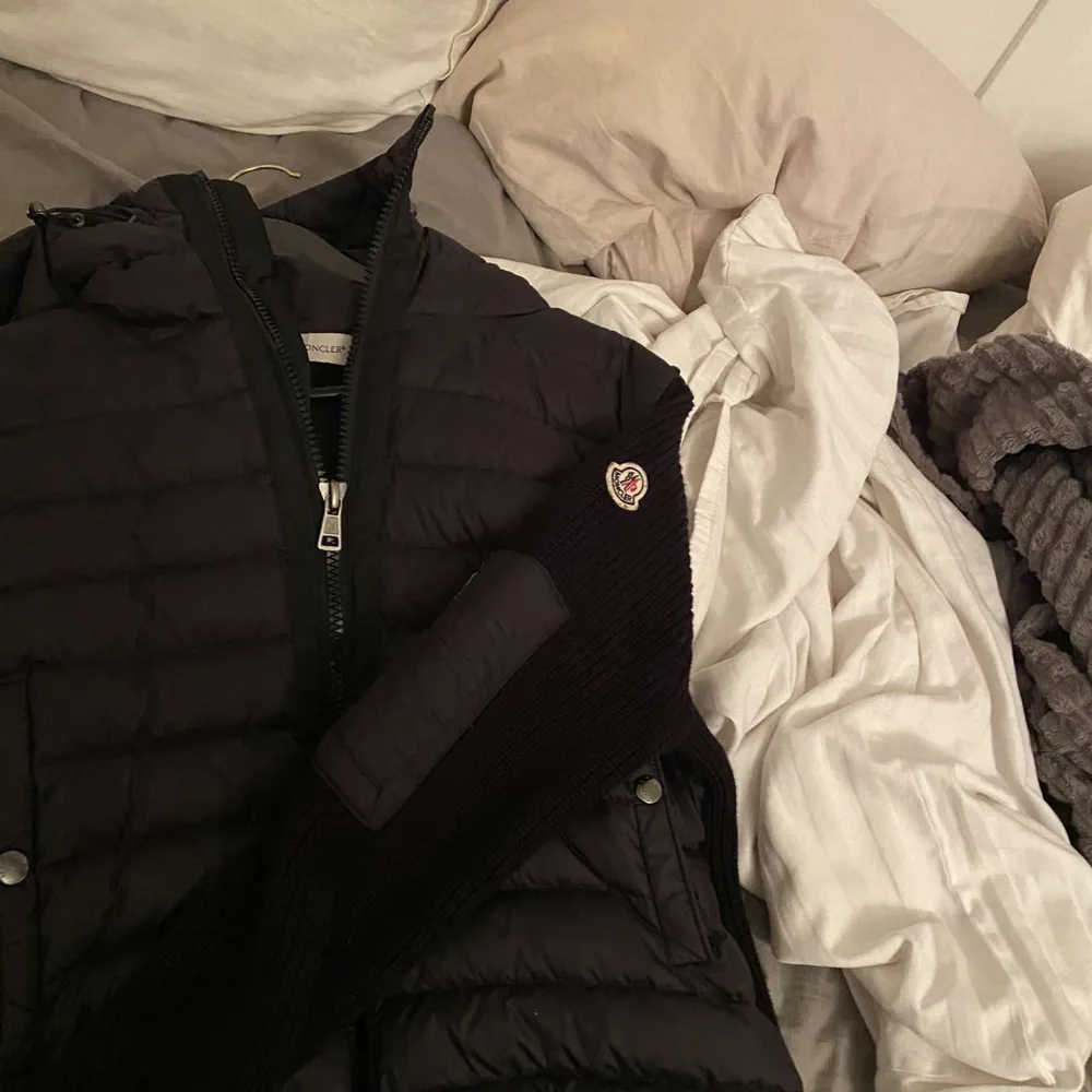 Säljer nu denna riktigt snygga moncler cardigan. Detta då jag inte har användning för den. Skick 9/10 bara använd fåtal gånger. Kvitto saknas eftersom den är lite äldre. Bara att skriva vid funderingar och frågor.. Jackor.