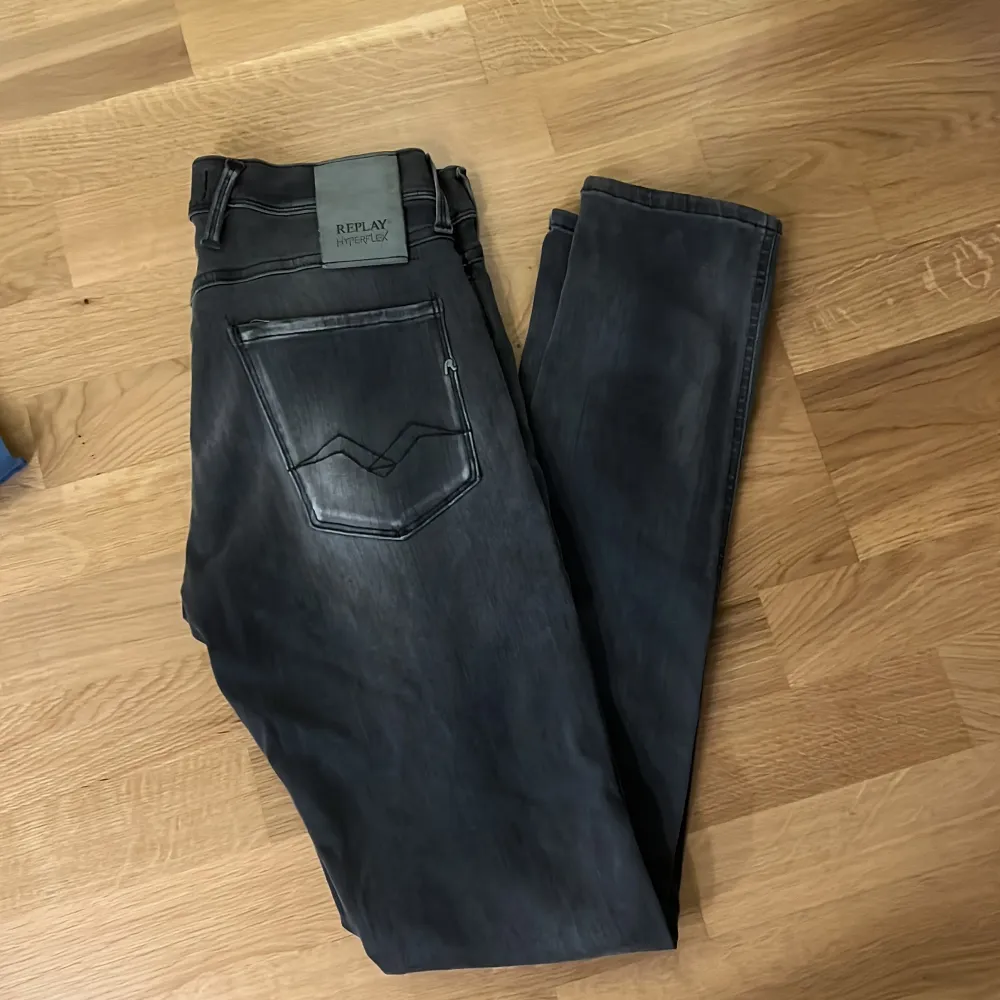 Mörkgråa Replay jeans,10/10 Hör av er . Jeans & Byxor.